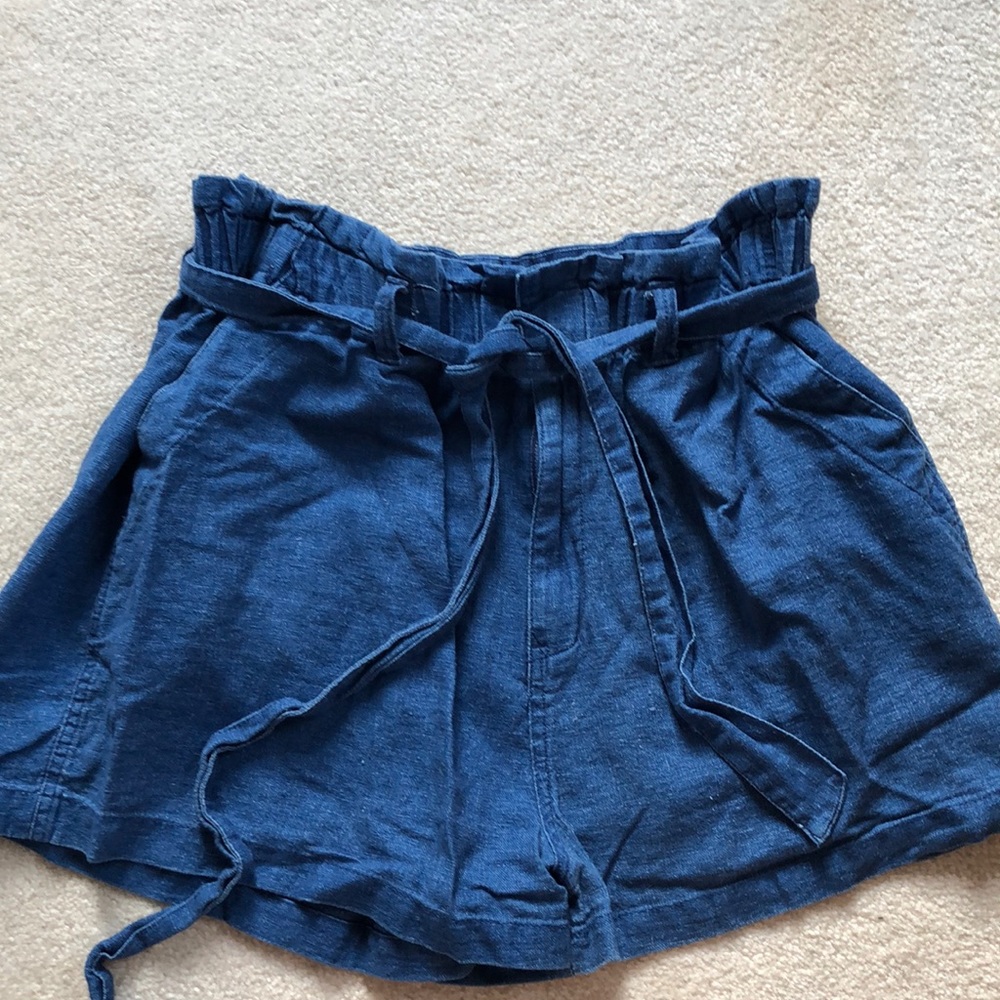 Tie up high waisted flowy shorts.